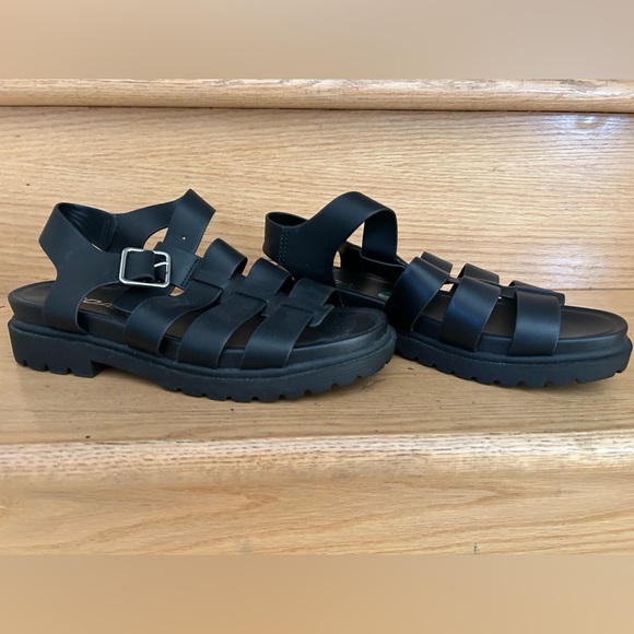 Soda Women’s Black sandals in Size 8 - Picture 4 of 5